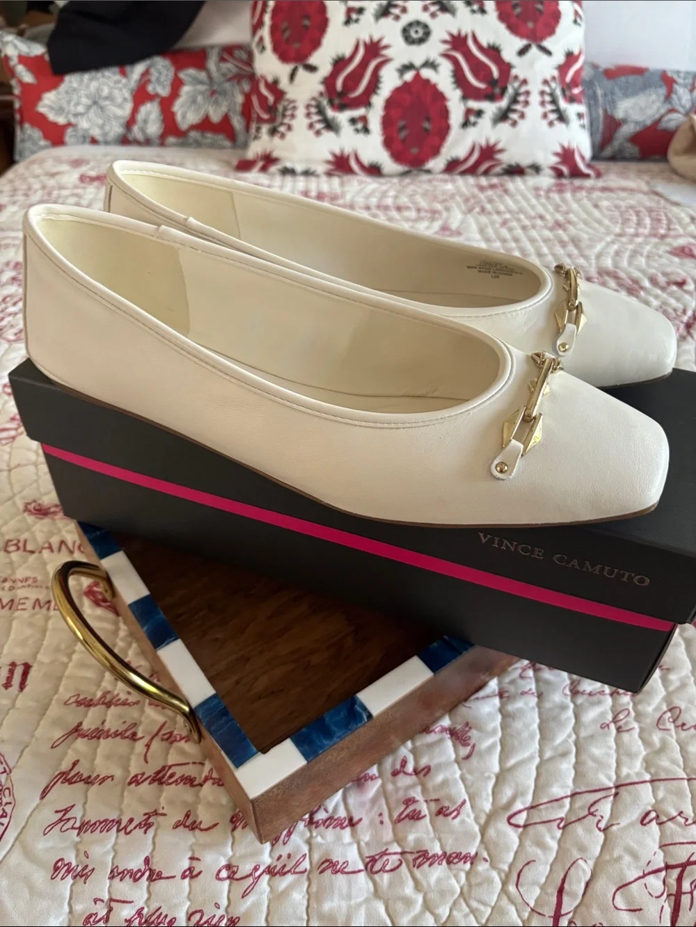 Vince Camuto Ivory Leather VIRNA Flats with Gold Hardware SZ 10M (Like New)